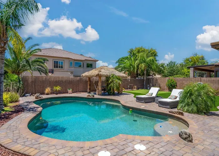 Tiki Bar & Heated Pool Relax & Unwind Holiday home *
