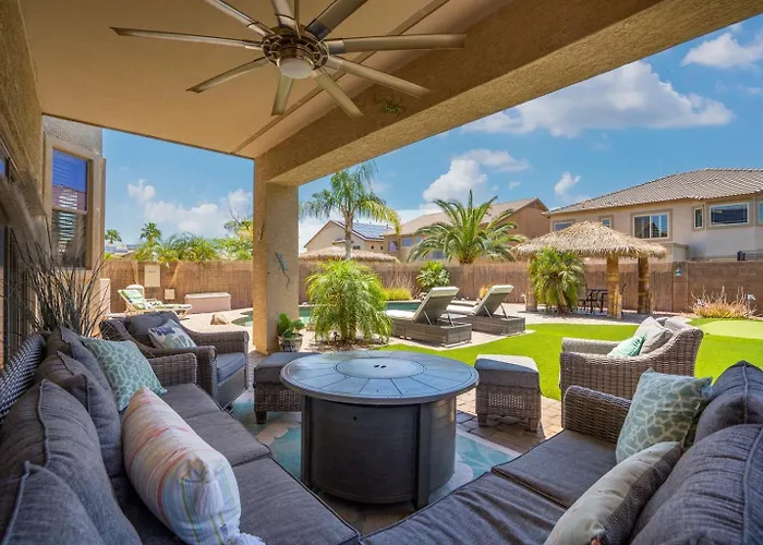 Tiki Bar & Heated Pool Relax & Unwind *